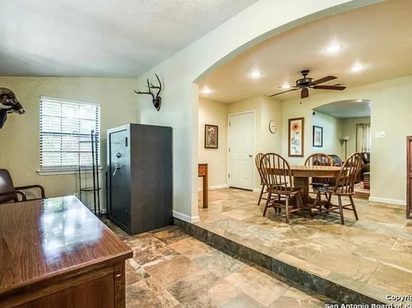 1305 Laredo Dr, Pleasanton, TX 78064