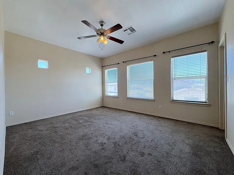 10421 Silvercloud Dr — Photo 10