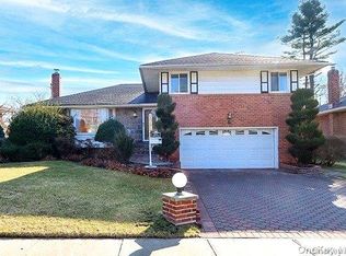 5 Montauk Ct, Westbury, NY 11590