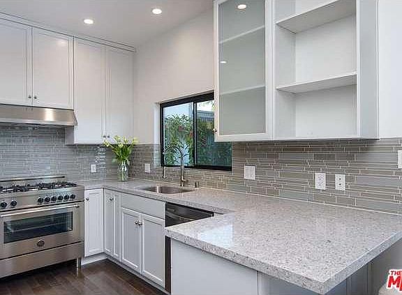 5th image of 2788 Hollyridge Dr