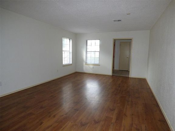 5th image of 1008 Tall Oaks Dr