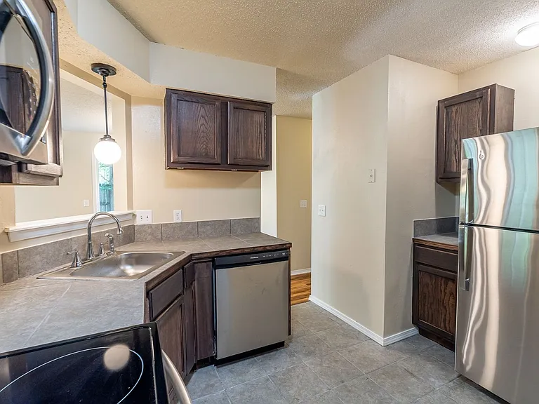 559 S Ray Ave — Photo 6