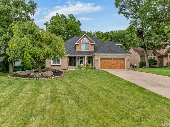 409 River Woods Dr, Flushing, MI 48433