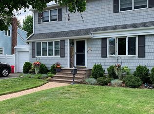 214 Abbey St, Massapequa Park, NY 11762