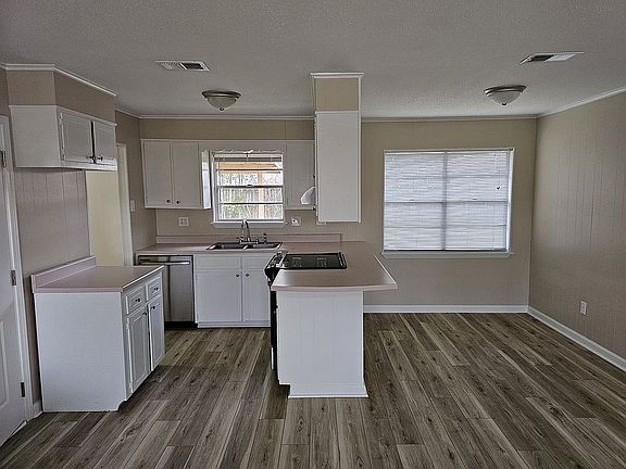 5th image of 402 Larosa Ave