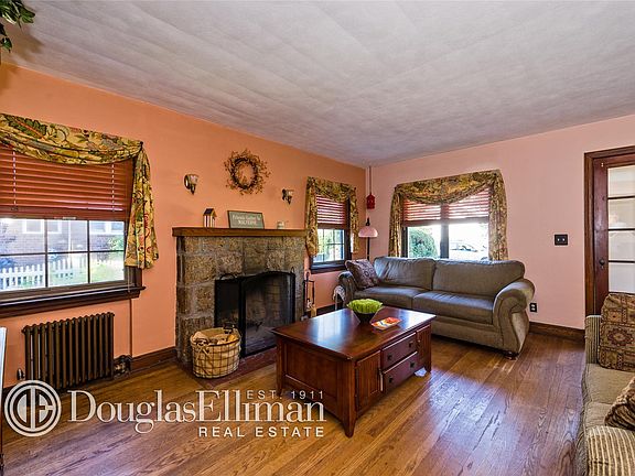 4th image of 36 Roosevelt Ave