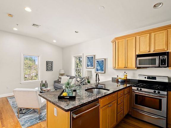 5th image of 394 Norfolk St #3