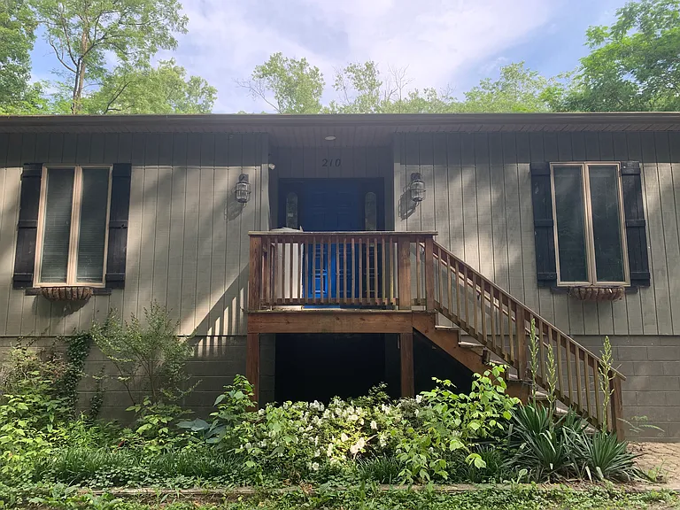 210 Palisades Rd — Photo 1