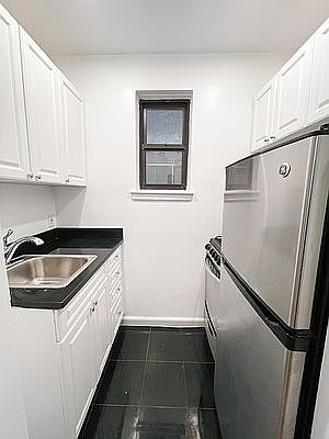 5th image of 420 E 82nd St APT 2L