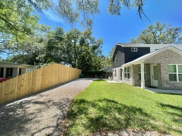 213 Allen St — Photo 24