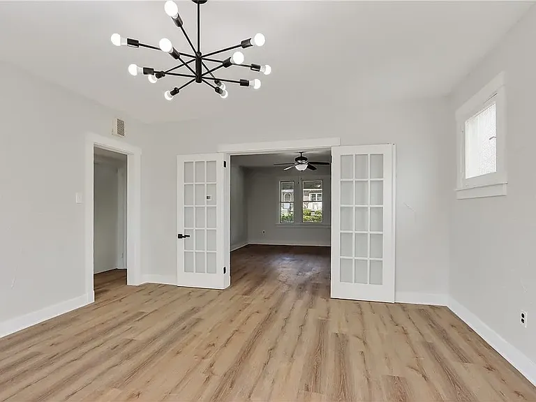 512 Marion Ave — Photo 2