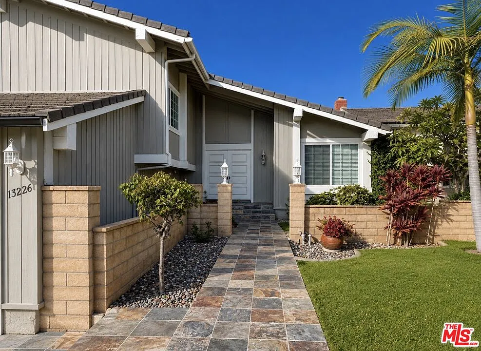 4 bed, 3.0 bath, 2505 sqft, $4,800 — Photo 2