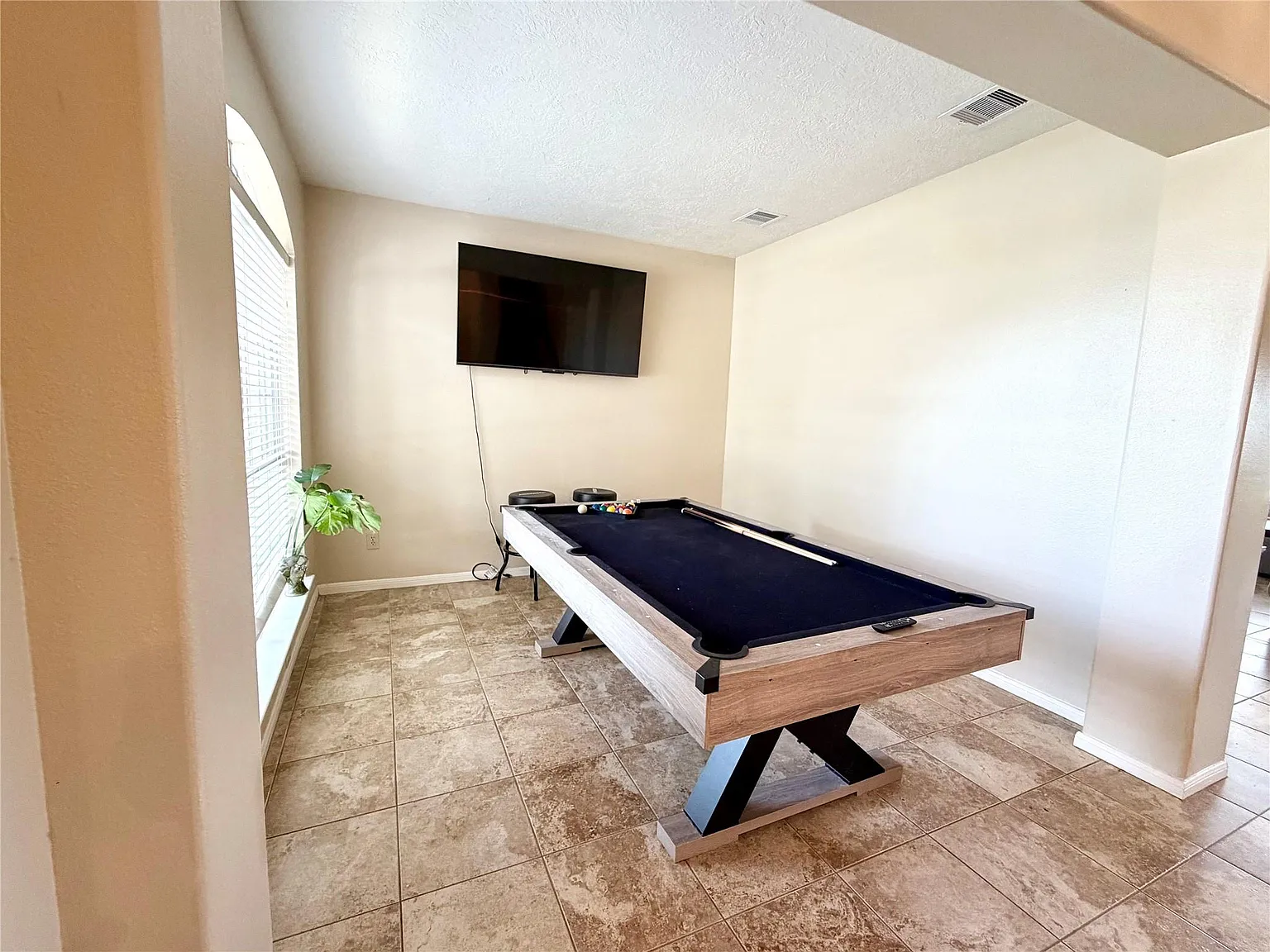 4 bed, 2.5 bath, 2111 sqft, $3,000 — Photo 3