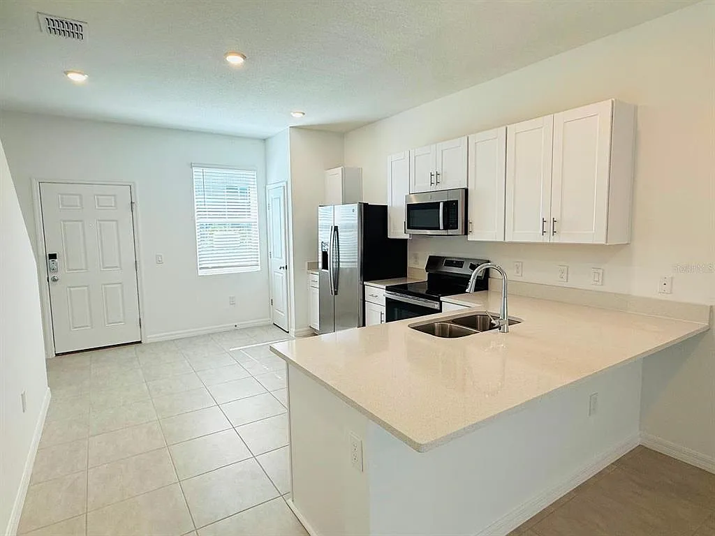 2 bed, 2.5 bath, 1023 sqft, $1,600 — Photo 3