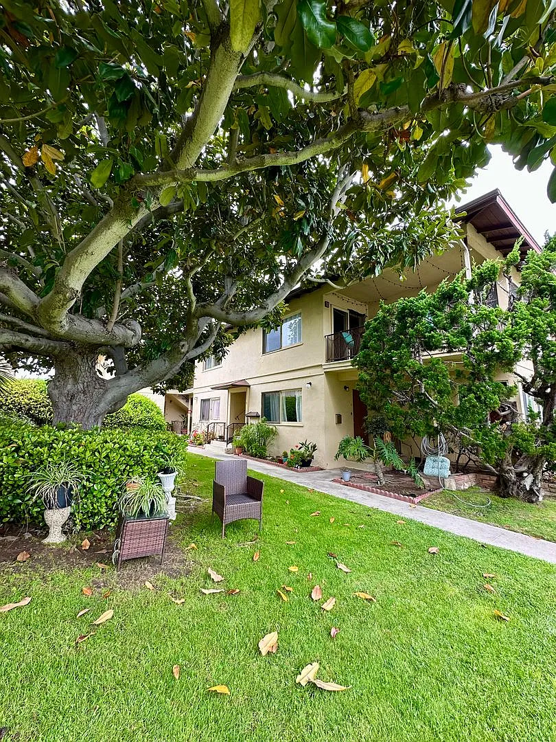 321-325 Calle Miramar — Photo 4