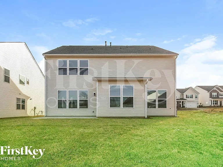 557 Hillpark Ln — Photo 15