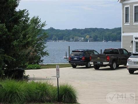 4th image of 842 Lake St #12