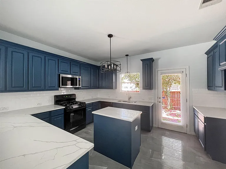 3917 Bronco Bend Loop — Photo 8