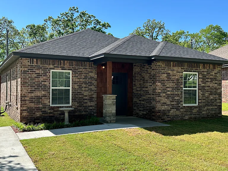 821 Shawnee Dr — Photo 1