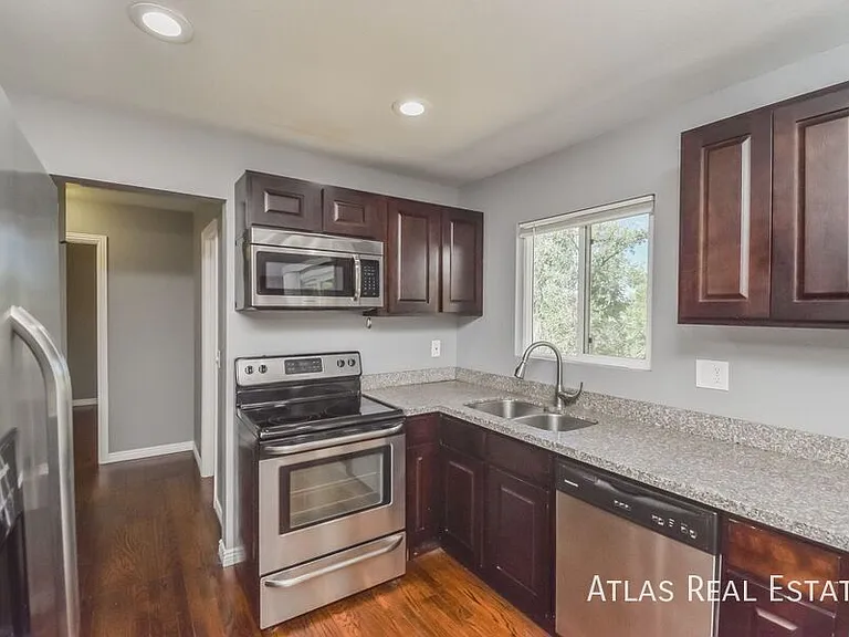524 Rowe Ln — Photo 5