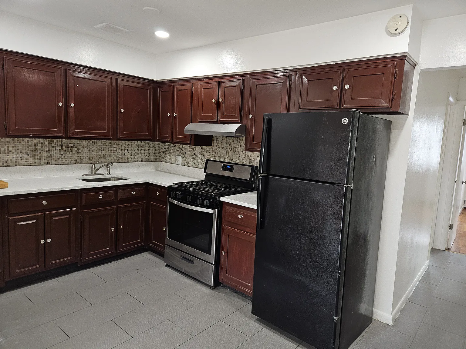 3 bed, 1050 sqft, $3,400 — Photo 2