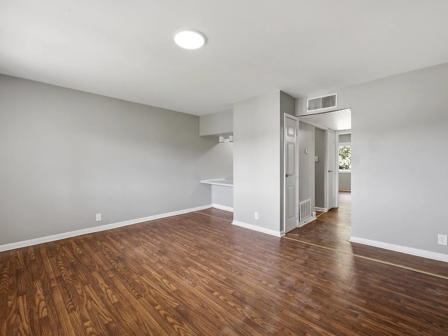 Oxford Circle Apartments — Photo 3