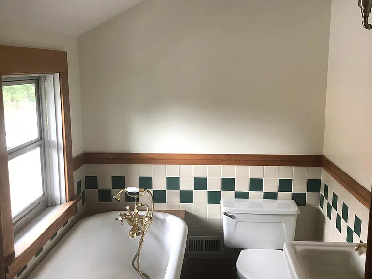 527 E Laurel St — Photo 8