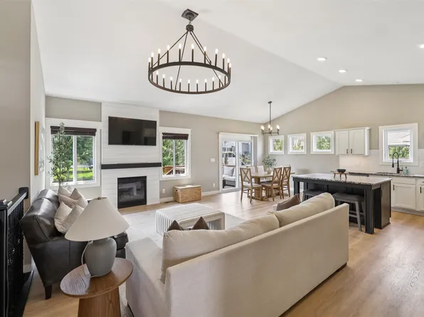 360 NE Coyote Dr, Waukee, IA 50263