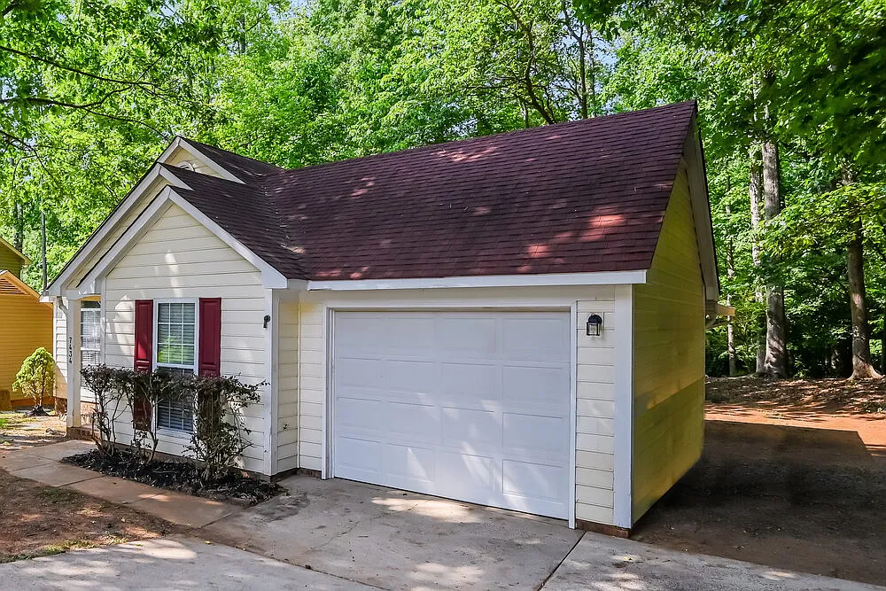 3 bed, 2.0 bath, 1370 sqft, $1,980 — Photo 3