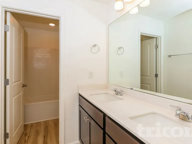 180 Everett Sq — Photo 12