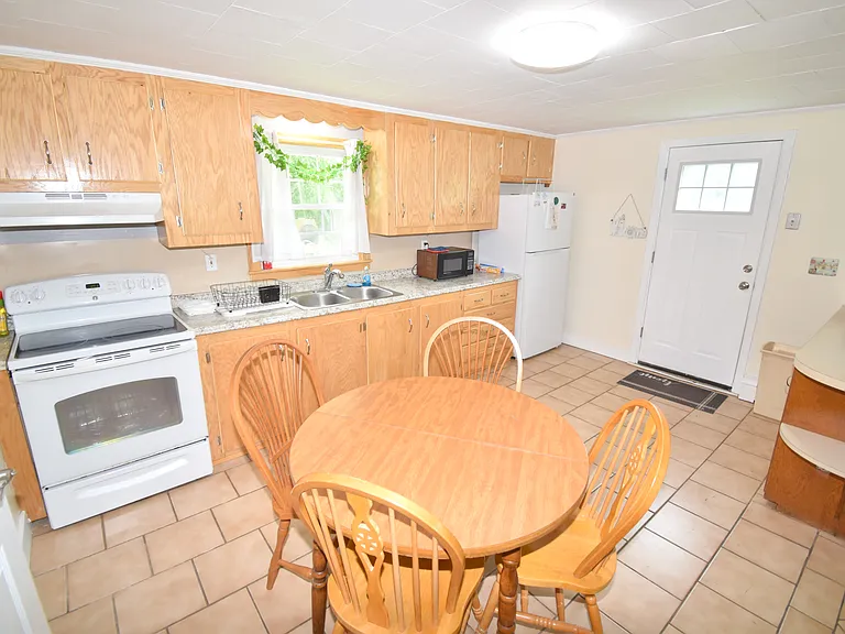 64 Hemlock Ave — Photo 10