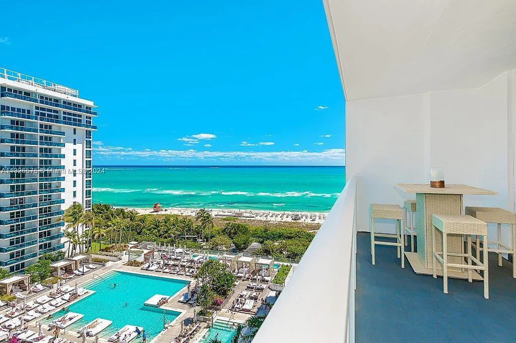 Roney Palace Condo — Photo 1