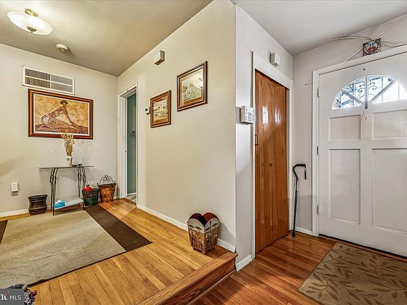 2nd image of 9405 Sierra St