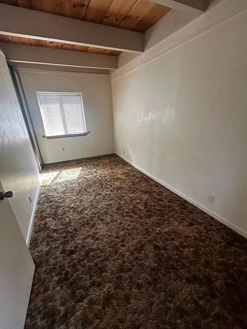 Comfortable 2 Bedroom Just Steps to the Lake! — Photo 4