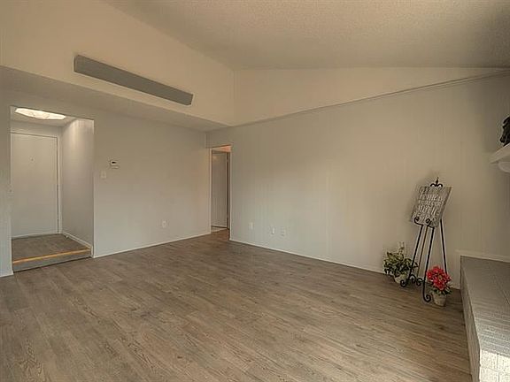 4th image of 300 Julie Dr