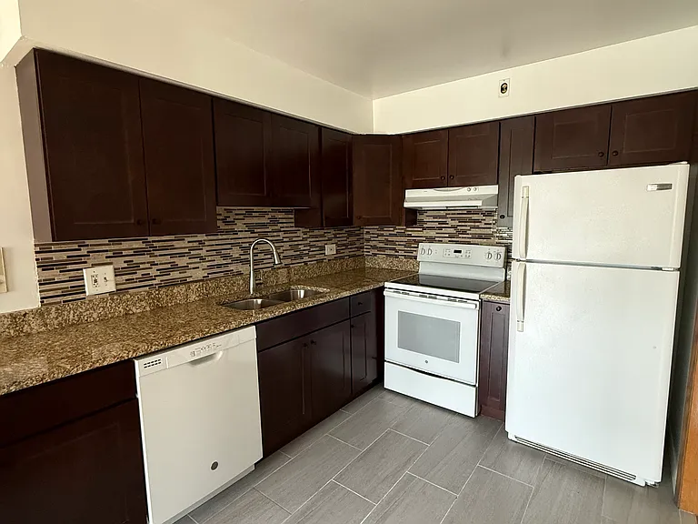 1639-302 Oakwood Ave #3 — Photo 1