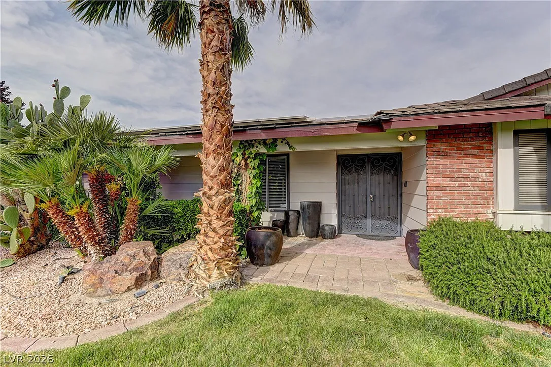 3 bed, 2.0 bath, 2106 sqft, $3,575 — Photo 2