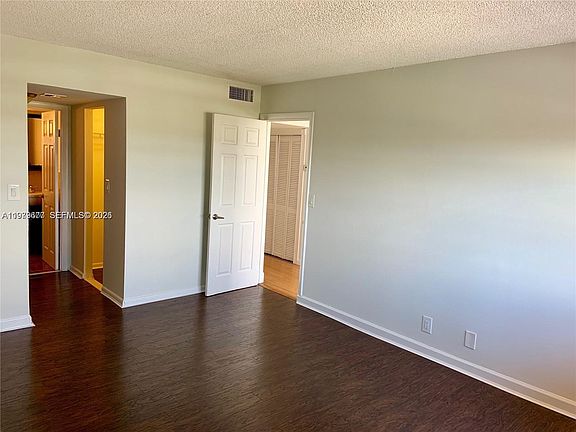 5th image of 2025 NE 164th St APT 1015