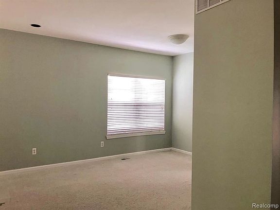 5th image of 41646 Sleepy Hollow Dr #1
