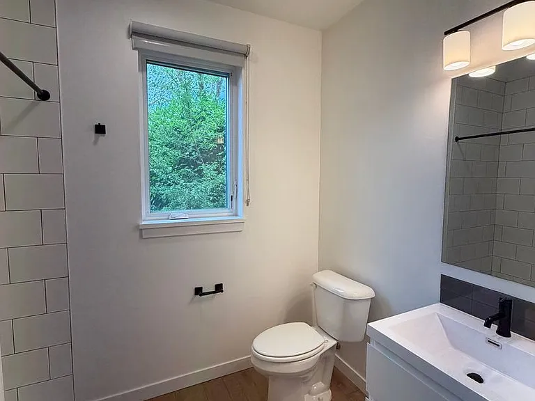 Welcome to Lakeview! - Live in Luxury & Style in the heart of Eastlake — Photo 42