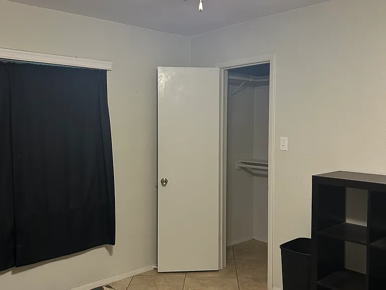 1419 Avenue C — Photo 3