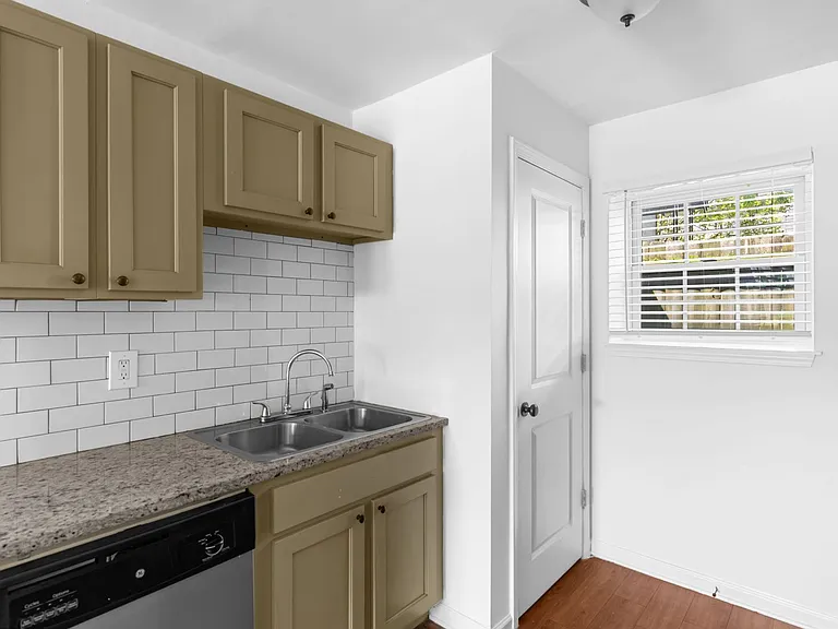 The Avondale Apartments — Photo 11