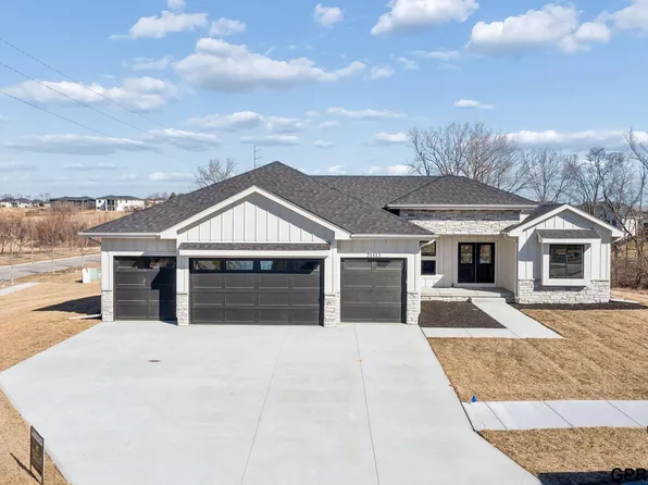 21512 E Cir, Omaha, NE 68022