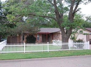 604 SW 13th St, Moore, OK 73160