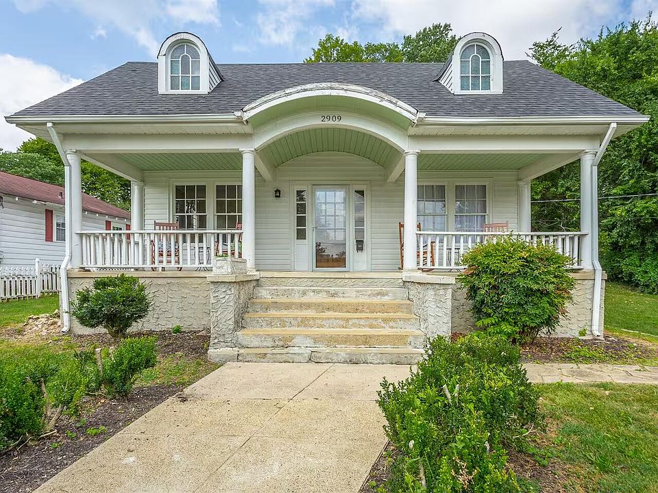 1st image of 2909 E Crescent Cir