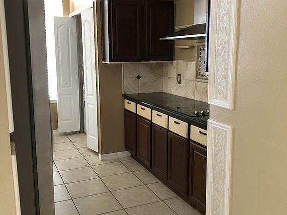 4th image of 650 Captiva Cir