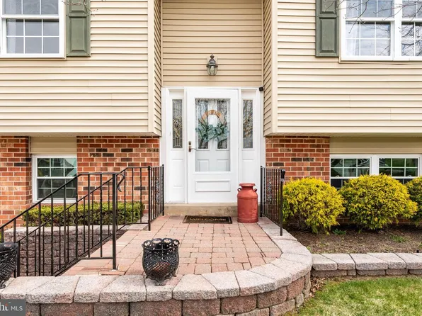 8617 Steeple Dr, Philadelphia, PA 19128