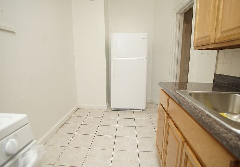 2nd image of 2116 Daly Ave #D3