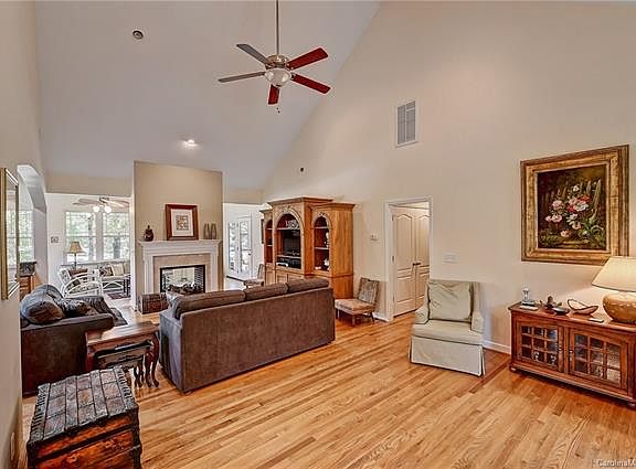 3rd image of 3951 Reid Cir