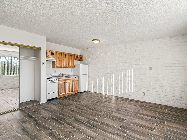 2565 N Park Ave — Photo 5